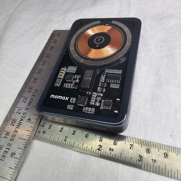 Momax Q.Mag Power 8 5000 mAh Magnetic Power Bank Portable Wireless USB-C Charger - Picture 8 of 9